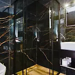 Akron Hotel *