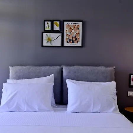 Akron Hotel *